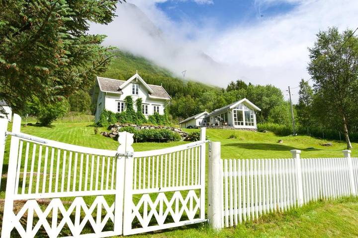 Ferienhaus für 5 Personen, mit Terrasse und Garten sowie Ausblick in Lyngen