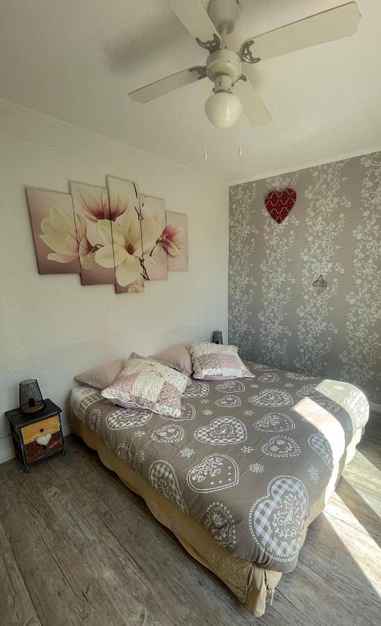 Appartement de vacances entier, Chambre climatisée et salle de bain indépendantes à 200m de la plage de Fabrégas in La Seyne-sur-Mer, Côte méditerranéenne (France)