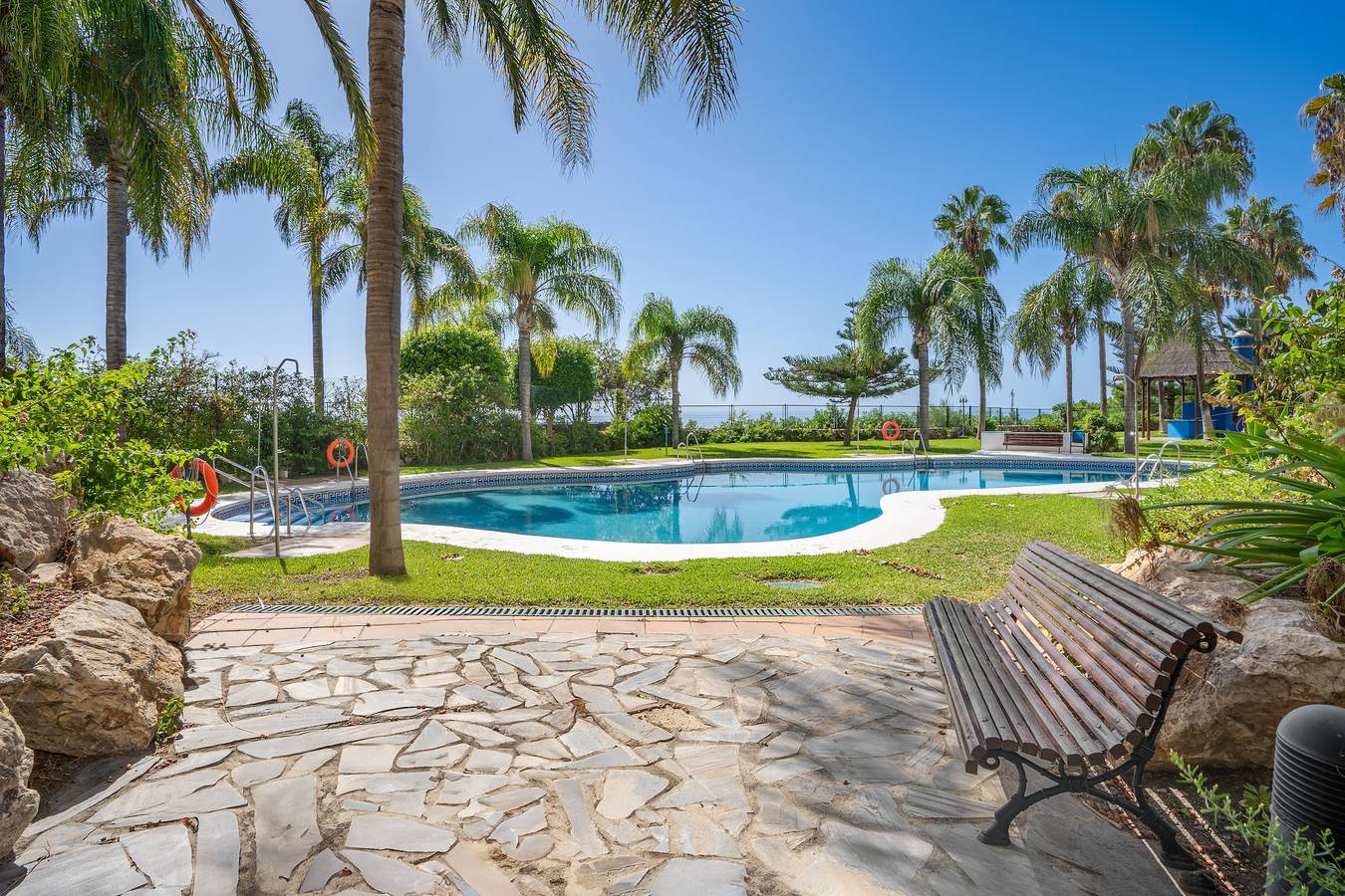 Apartamento entero, Apartamento 'Apartamento Coral' con vistas al mar, piscina compartida, y acceso a playa de arena in Curumbico, Almuñecar