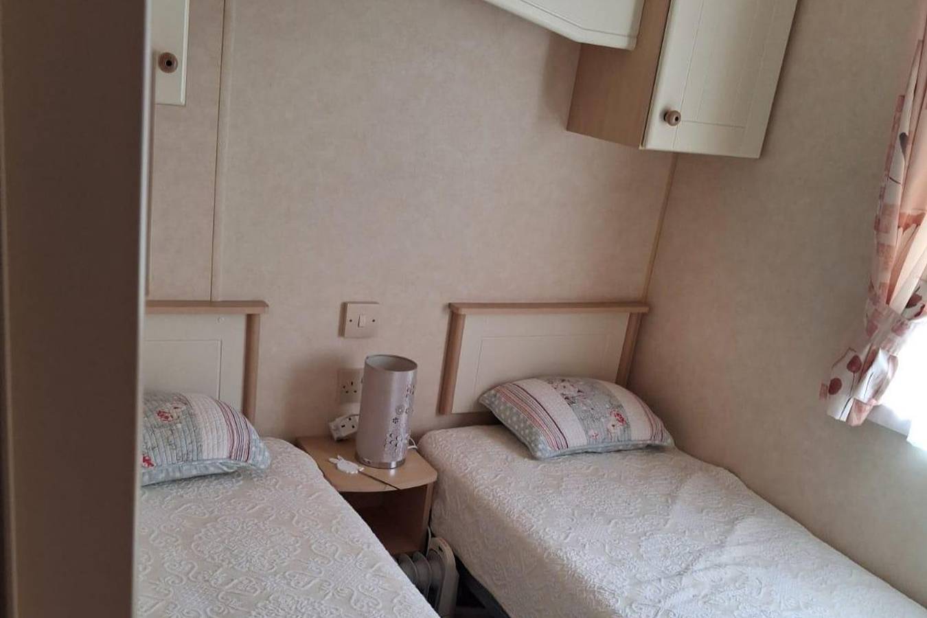 2Bed-Cabin Sleeps 4, Wifi, Free Parking, Sea Views in Bembridge, Isle of Wight