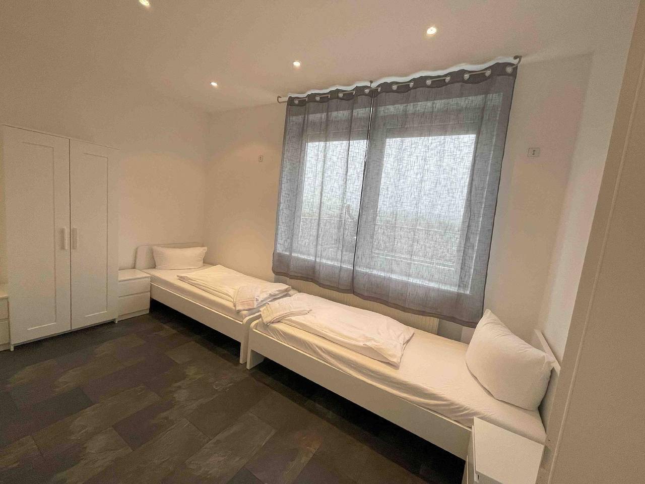 Ganze Ferienwohnung, R111 Große Moderne Monteurwohnung in Regensburg, Ostbayern