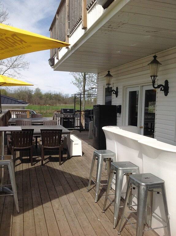 Cabin rentals and lodges for 40 people, with garden and balcony in Lake Ontario (Canada)