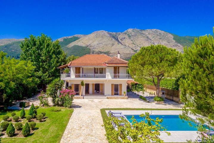 Villa with pool for 11 people, with terrace in Zakynthos