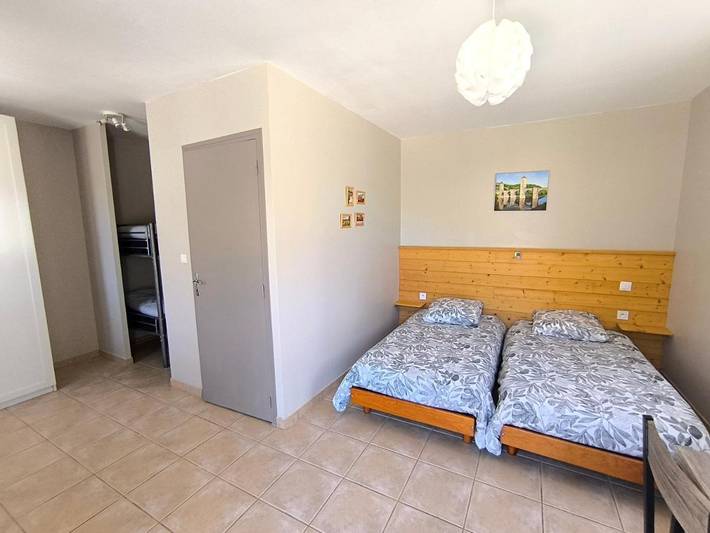 Location de vacances pour 29 personnes, avec vue ainsi que piscine et jardin à Blars - 3