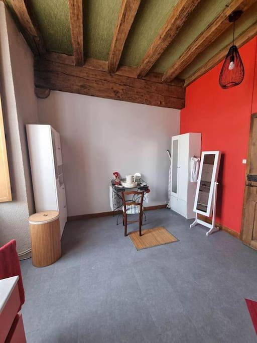 Appartement entier, One-Bedroom Apartment in Évaux-les-Bains, Région d'Aubussargues