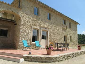 Gîte pour 6 personnes, avec terrasse et jardin à Chabrillan