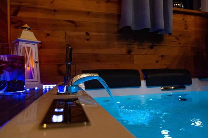 Apartament wakacyjny dla 4 osób, z taras i jacuzzi w Mrągowo
