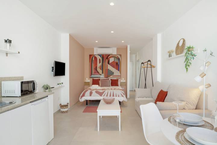 Comfortable Studio "The Stairs" – Excellent Location, Perfect for Couples in Playa de Los Lances, Tarifa