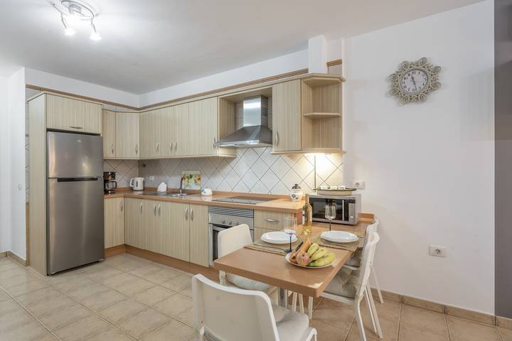 Apartamento entero, Vacaciones en 'Casa Volcán Y Mar 1 Derecha' con Balcón, Wi-Fi y Aire Acondicionado in Playa de San Juan (Guía de Isora), Guía de Isora