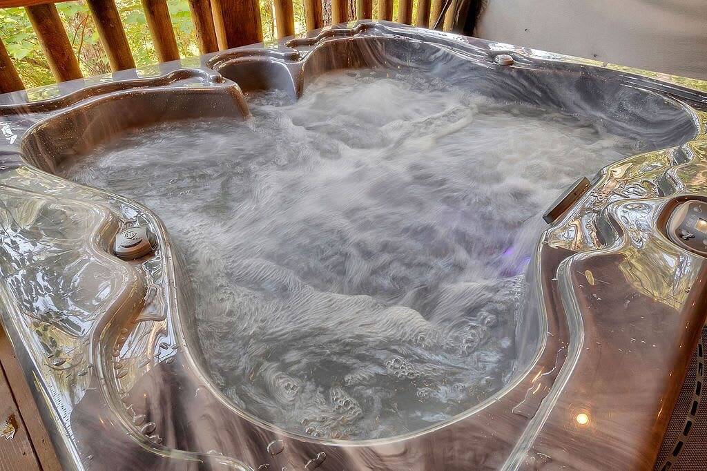 Secluded Cabin Getaway w/Hot Tub & Games in Broken Bow, McCurtain County