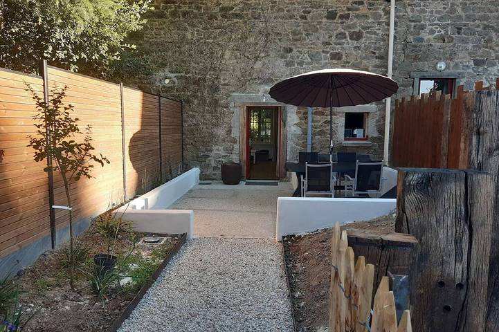 Appartement entier, Studio avec terrasse axe Rennes Saint Malo in La Baussaine, Région de Saint-Malo