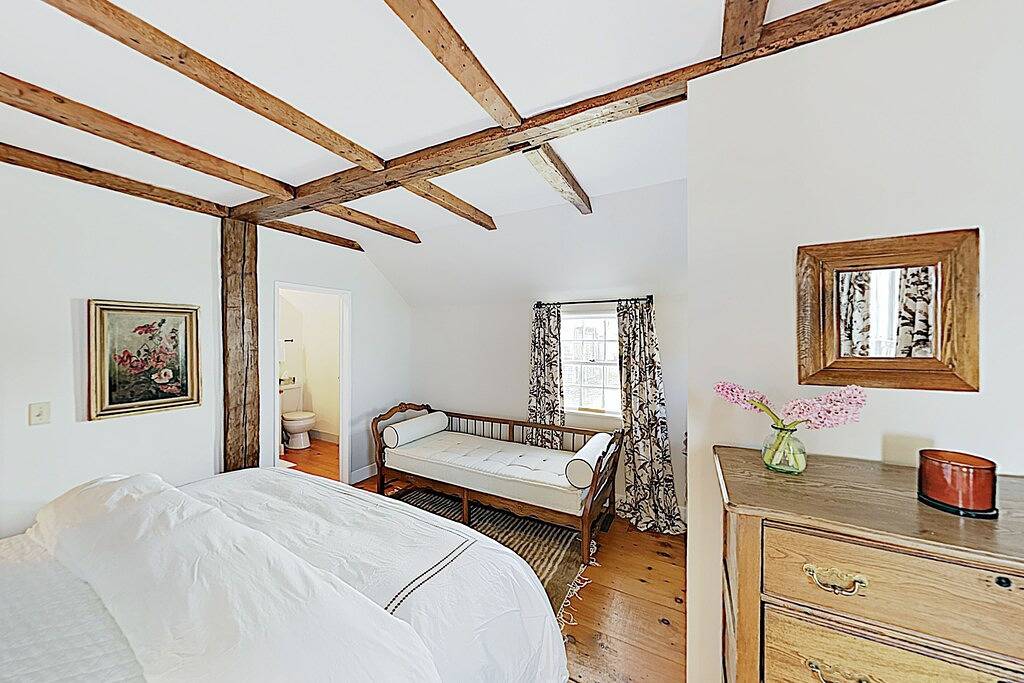 All-suite Boothbay Harbor home with deck, ocean views, and fireplaces in Boothbay Harbor, Lincoln County (Maine)