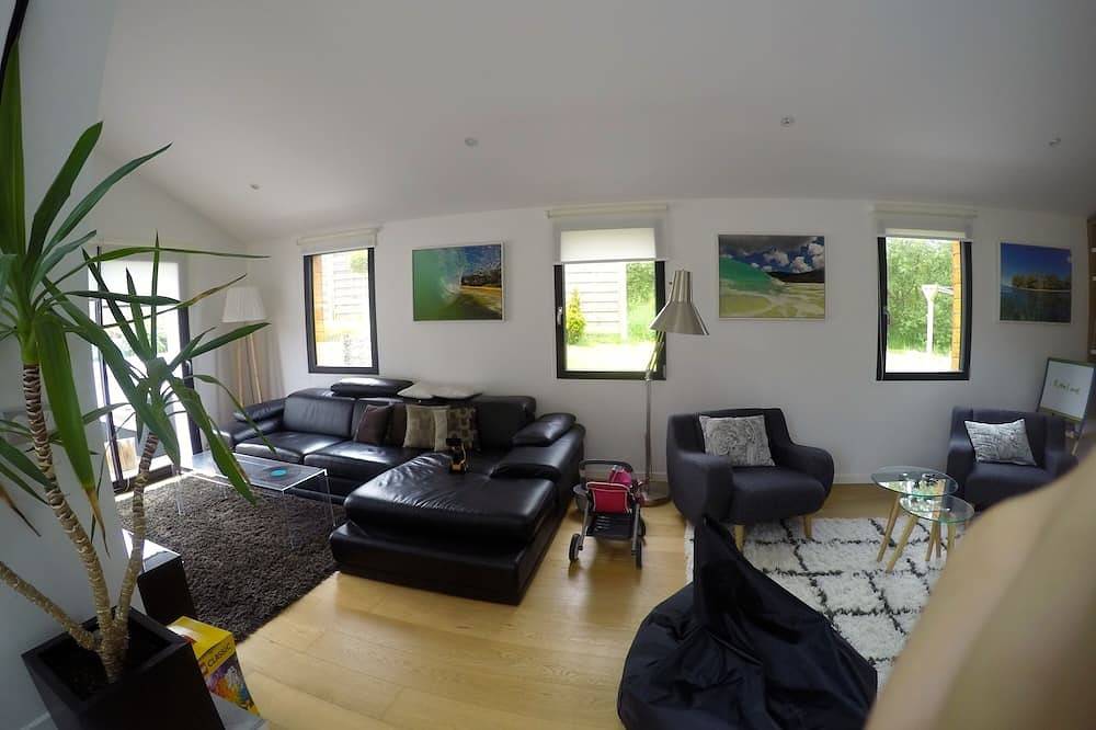 Architect house quiet with large terrace and garden 5 minutes from the beach in Locmaria, Côte des Mégalithes