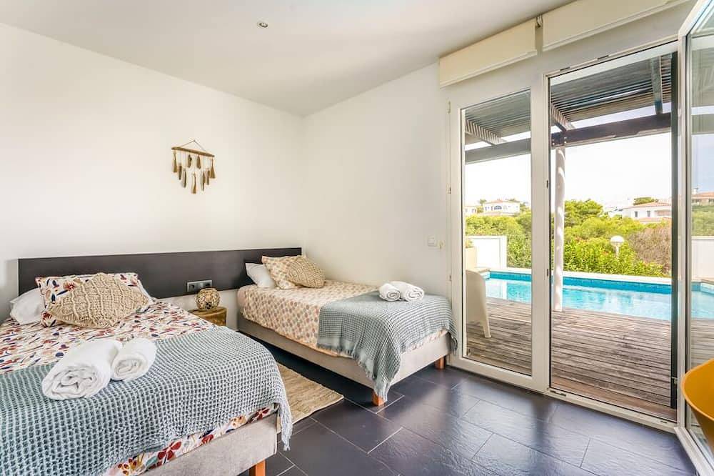 Elegant villa in Cala Llonga with views to the harbor of Mahón, Menorca in Cala Llonga (Menorca), Maó