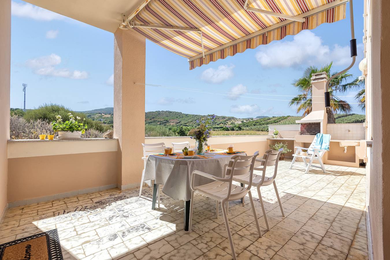 Appartamento intero, Appartamento 'Fico D'India Country View' con vista sulle colline, terrazza privata e Wi-Fi in Castelsardo, Provincia di Sassari