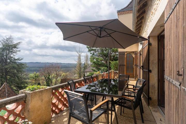 Location de vacances pour 15 personnes, avec piscine ainsi que vue et terrasse, animaux acceptés à Azerat - 2