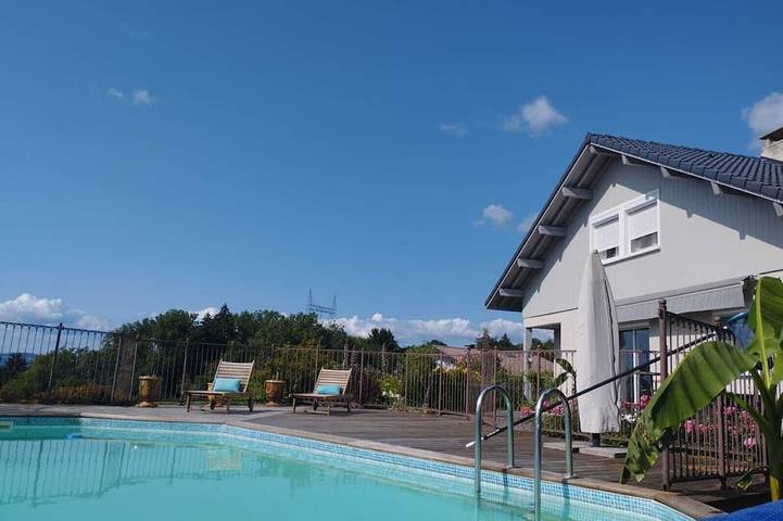 Gîte pour 8 personnes, avec jardin à Quintal