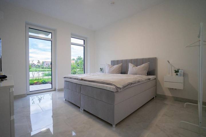 Ferienwohnung für 3 Personen, mit Terrasse und Seeblick sowie Ausblick in Leer und Umgebung - 3