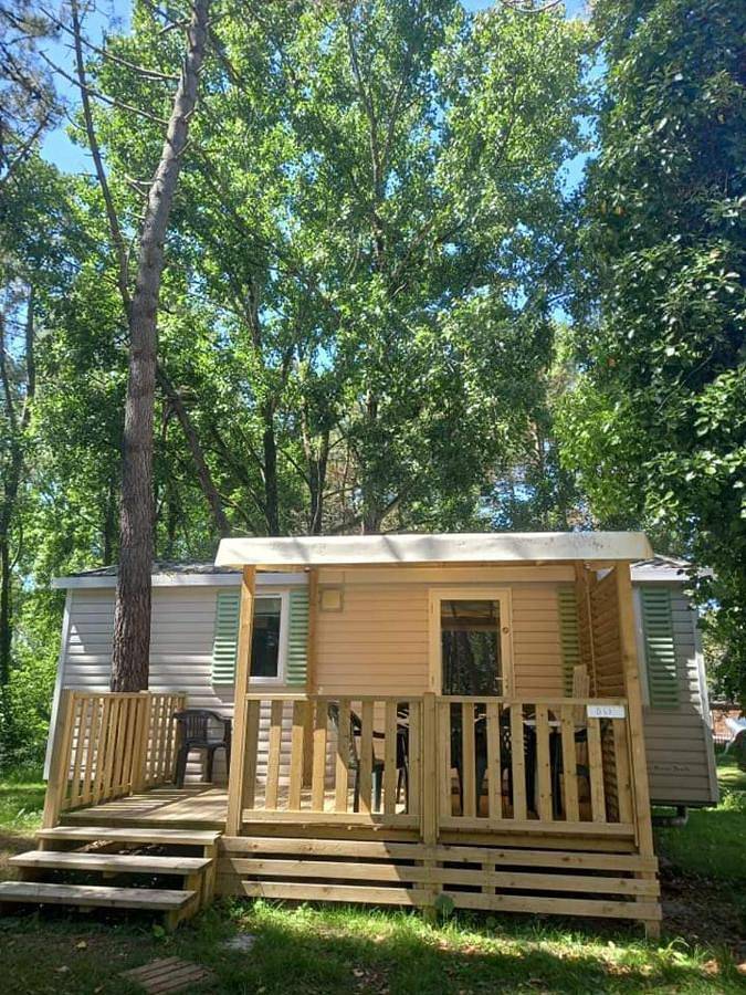 Camping pour 6 personnes, avec Terrasse et Jardin ainsi que Bassin pour enfant et Piscine