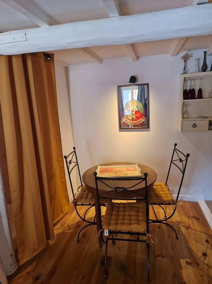 Hel enrumslägenhet, Studio "La Farigoulette" with Shared Pool, Private Terrace and Wi-Fi in Aniane, Lodève region