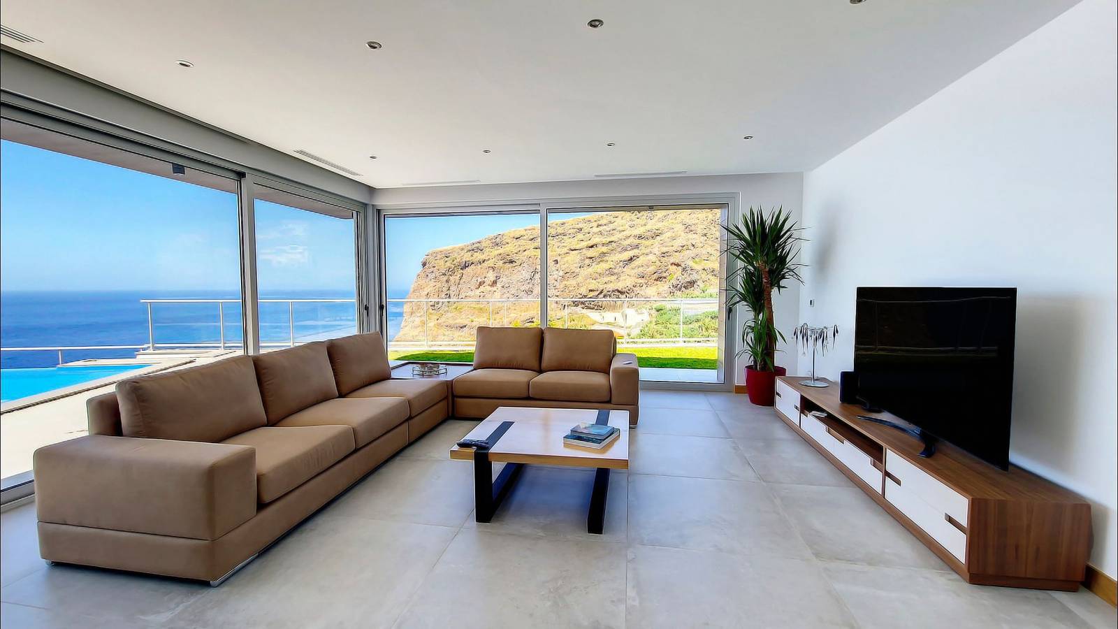 Villa Blue Horizon by Lovelystay in Pináculo, Tabua