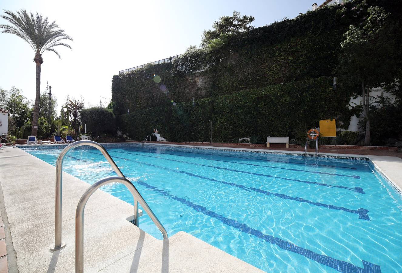 Apartamento entero, Apartamento 'Modern  Cozy Just 5 Mins From' con piscina compartida, Wi-Fi y aire acondicionado in Marbella West, Marbella