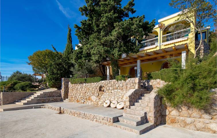 Entire holiday apartment, Cozy Apartment Near Beach with WiFi, AC, and Terrace in Lukovo Šugarje, Kvarn land