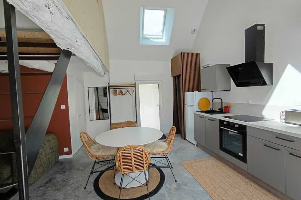 Ganze Wohnung, Newly renovated apartment in beautiful farmhouse with south-facing terrace. Pets allowed in Merlevenez, Côte des Mégalithes