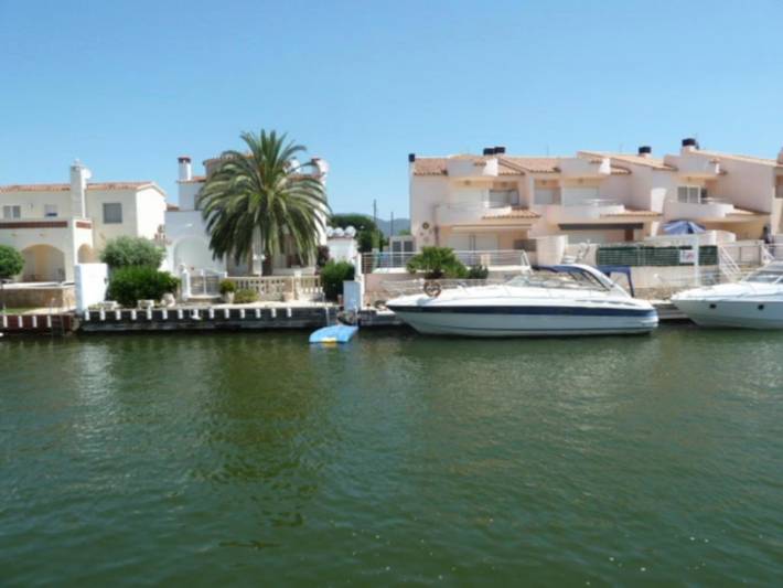 Chalet für 8 Personen, mit Terrasse und Ausblick sowie Seeblick in Empuriabrava