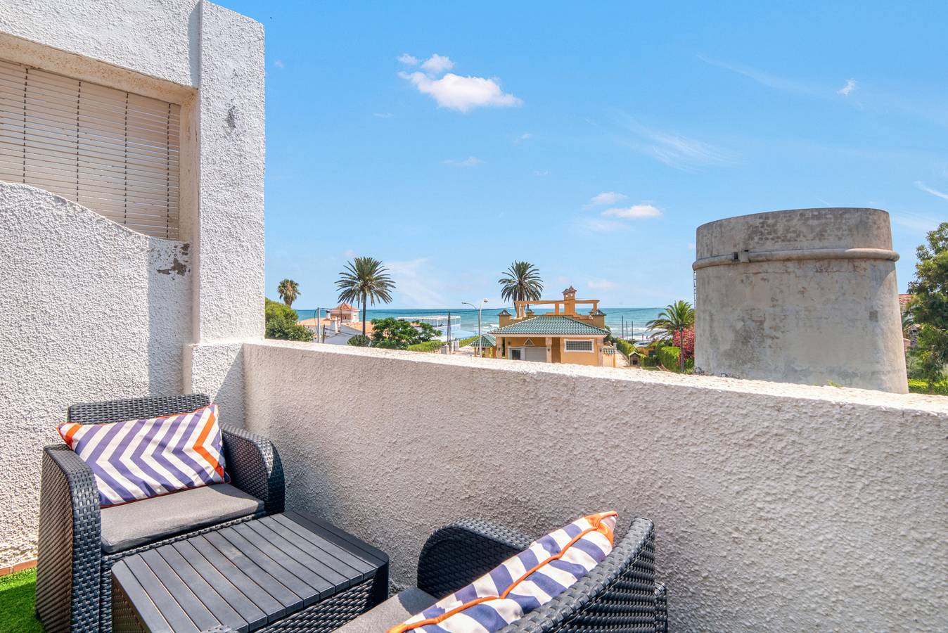 Apartamento entero, Apartamento 'Chill Beach' con piscina compartida, Wi-Fi y aire acondicionado in Almadraba, Costa Blanca