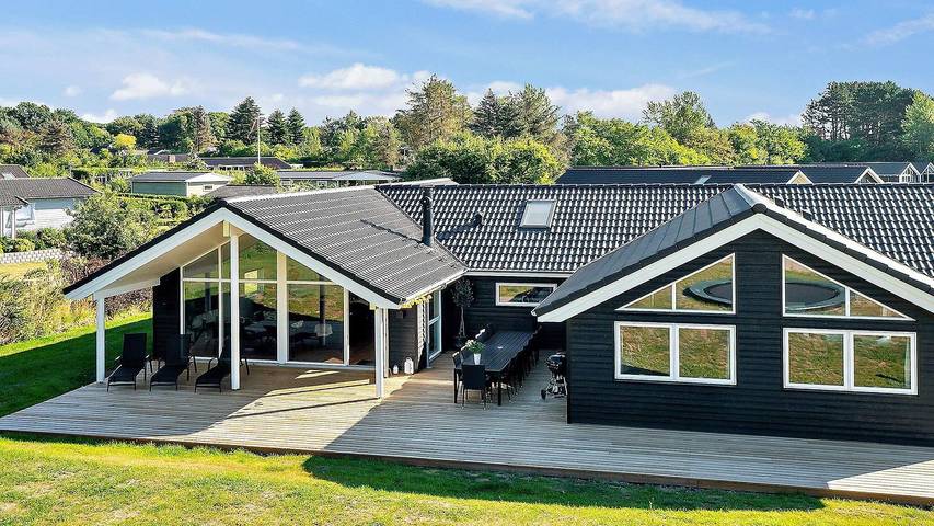 Ferieudlejning for 14 personer, med terrasse og sauna såvel som jacuzzi og pool i Vejby