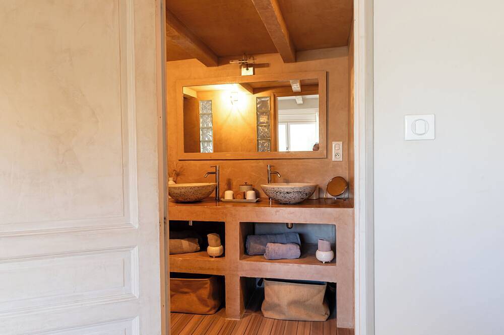 Charming house in camargue private heated pool jacuzzi in Vauvert, Nimes region