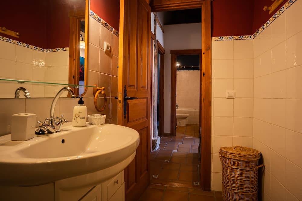 Appartement entier, Appartement-Sdb privée avec baignoire à jets in Navarredonda de Gredos, Région d'Ávila