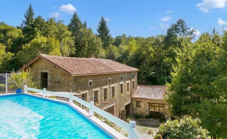 Location de vacances pour 6 personnes, avec Terrasse et Jacuzzi ainsi que Jardin et Piscine à Busserolles