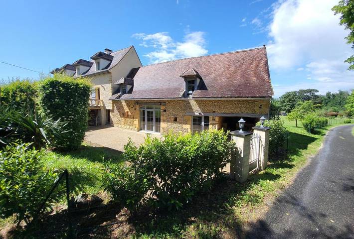 Location de vacances pour 7 personnes, avec Terrasse ainsi que Jardin et Piscine à Anglars-Nozac