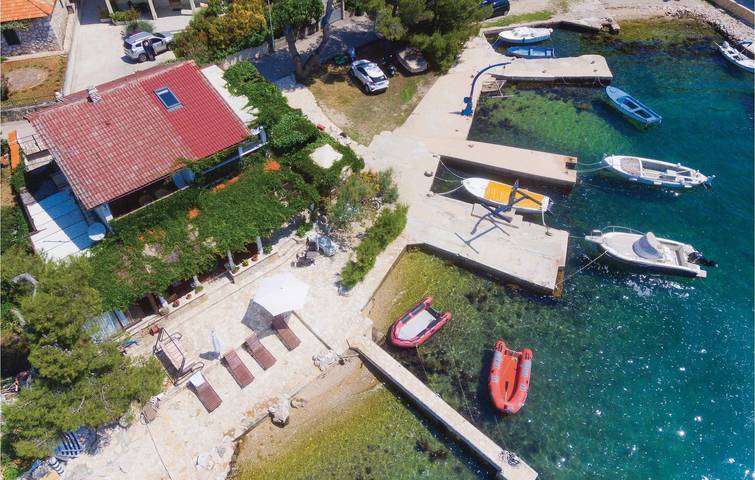 Gemütliche 90 m² große Wohnung mit Terrasse, Küche und WLAN, 600 m vom Strand entfernt in Brodarica, Šibenik-Knin
