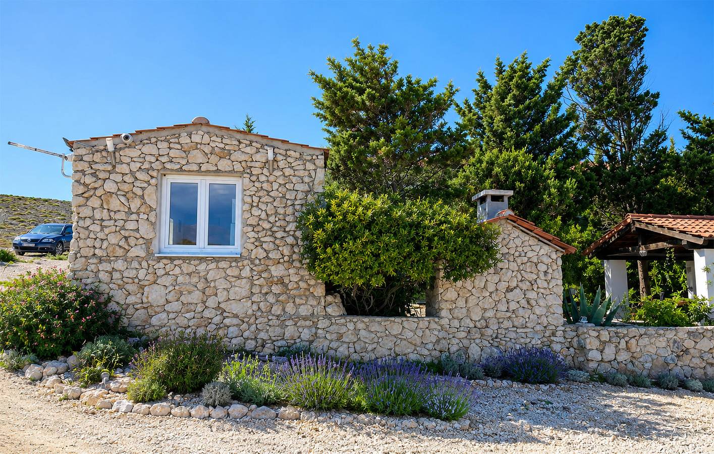 Ganze Ferienwohnung, Gemütliche Ferienwohnung mit Meerblick, Terrasse und Parkplatz, 800 m vom Strand entfernt in Pag