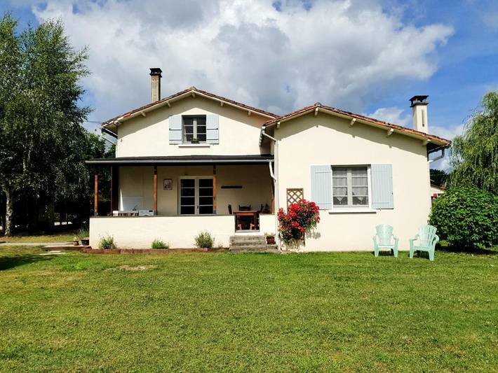 Gîte pour 4 personnes, avec piscine ainsi que vue et jardin à Yviers - 2