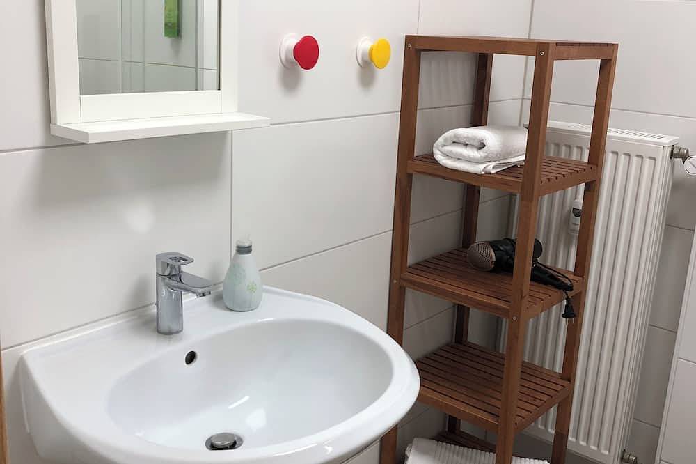 Entire apartment, Vacation apartment in Würzburg city with balcony incl. parking in front of the door in Würzburg, Franconian Wine Country