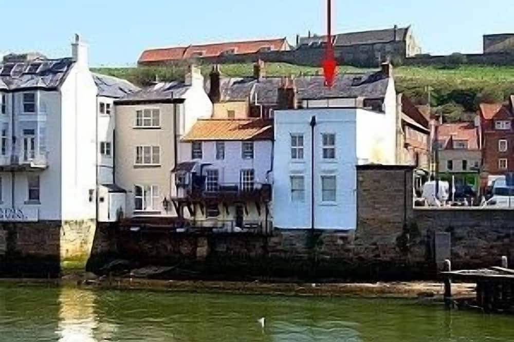Entire apartment, Two double bedroom flat with fantastic roof terrace overlooking Swing Brid in Whitby, North York Moors National Park