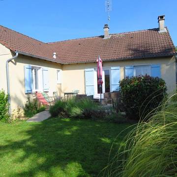 Gîte pour 6 personnes, avec jardin à Azerables