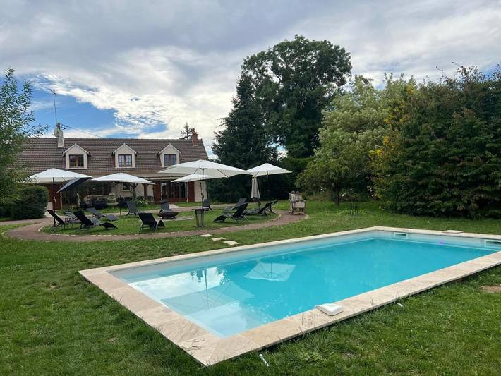 Location de vacances pour 15 personnes, avec Terrasse et Jardin ainsi que Piscine et Vue à Bazoches-sur-le-Betz - 2