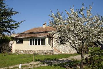 Gîte pour 6 personnes, avec jardin et terrasse à Labastide-de-Virac