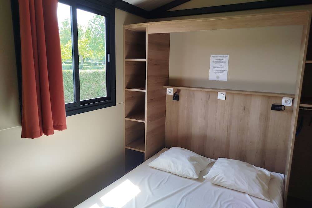 Chalet Morea, in a small campsite close to shops in Évron, Mayenne (desambiguación)
