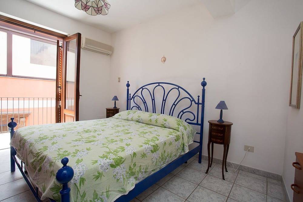 Entire apartment, Delightful house in the historic center of Lipari with spectacular private terrace. in Lipari
