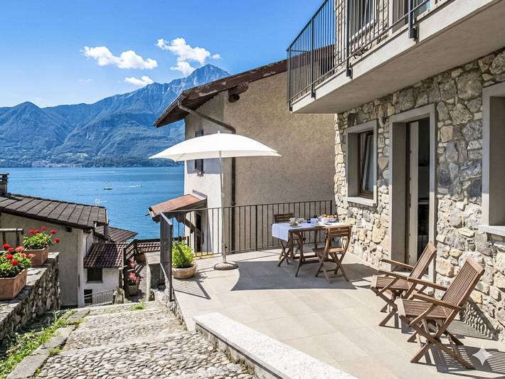 Vakantieappartement voor 4 personen, with terras and tuin as well as uitzicht op het meer, met huisdier aan het Comomeer