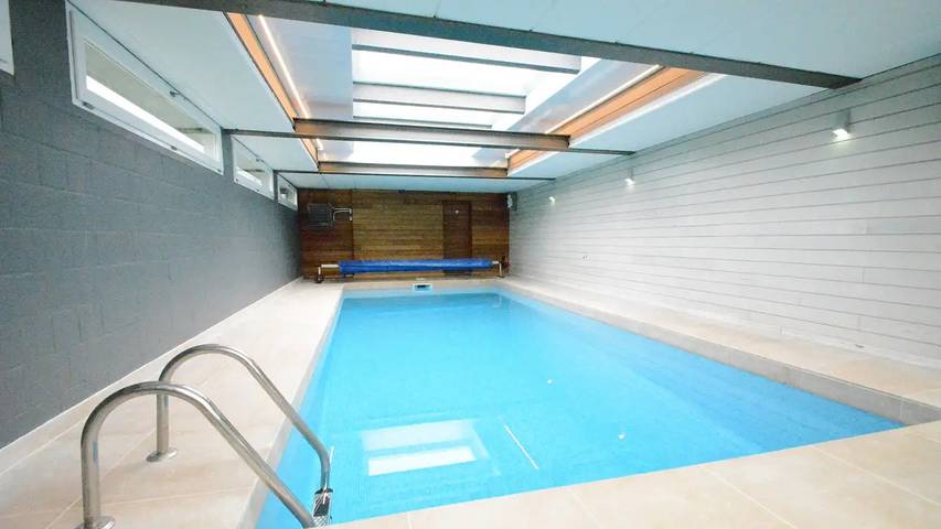 Location de vacances pour 9 personnes, avec piscine ainsi que jardin et jacuzzi dans Région de Namur