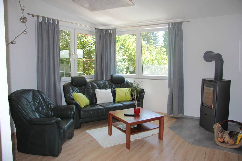 Im Grünen gelegener, modern eingerichteter Bungalow mit Kamin. in Friedrichroda, Rennsteig