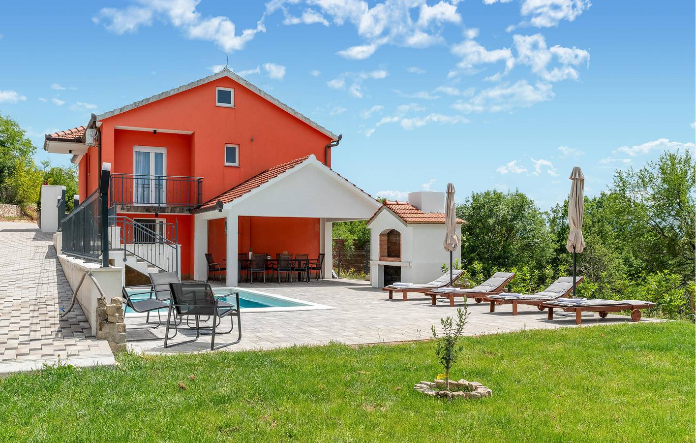 Geräumige 200 m² große Ferienwohnung mit Pool, WLAN und Parkplatz in der Nähe des Flusses Cetina in Bajagić, Dalmatinisches Zagora