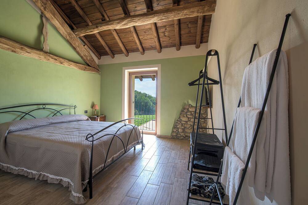 Encantador refugio en Alessandria con cama tamaño queen y piscina al aire libre in Gavi, Provincia d'Alessandria